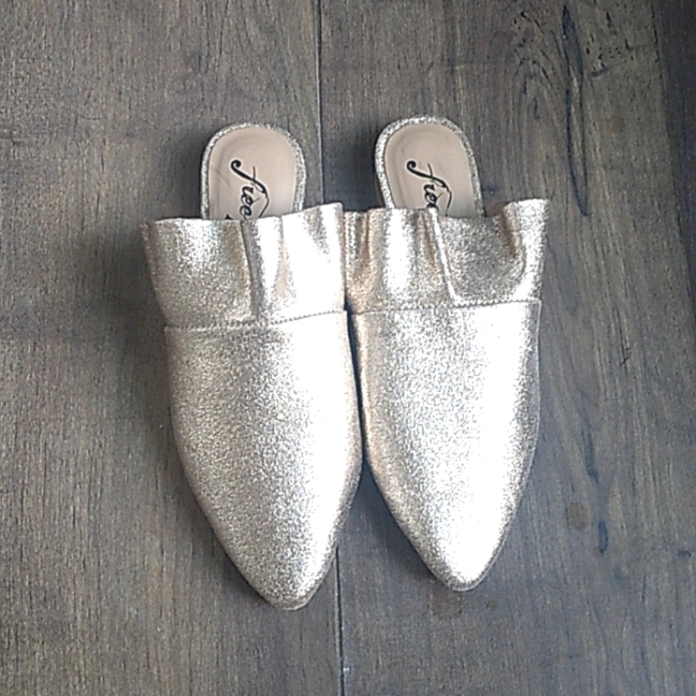 FREE PEOPLE METALLIC GOLD INDIA MADE SPARKLY MADE IN INDIA RUFFLE MULES WOMANS 5